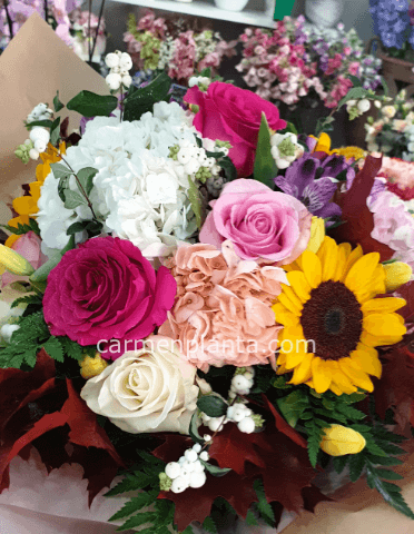 Bouquet assortito di fiori freschi colorati.